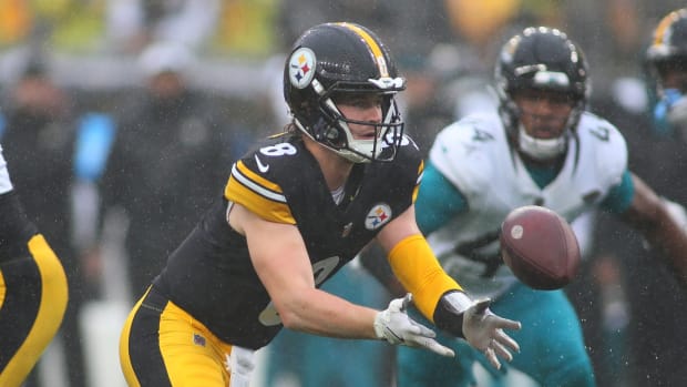 Pittsburgh Steelers Kenny Pickett (8) pitches the ball to Najee Harris during the first half against the Jacksonville Jaguars at Acrisure Stadium in Pittsburgh, Pa. on October 29, 2023.